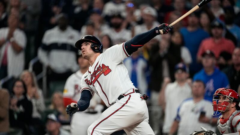 Bravos remontan para vencer por 5-4 a Filis y empatan la serie divisional de la Liga Nacional