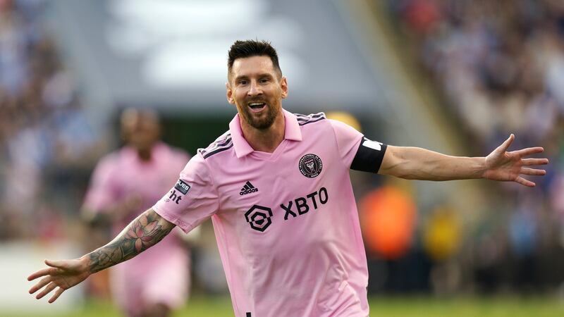 Lionel Messi del Inter Miami reacciona a su gol durante el partido de fútbol de las...