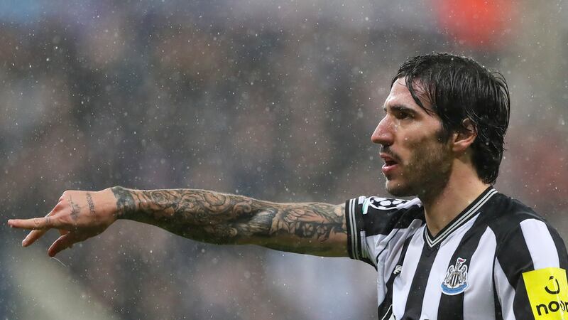 En foto del 25 de octubre del 2023, Sandro Tonali del Newcastle hace un gesto durante el...